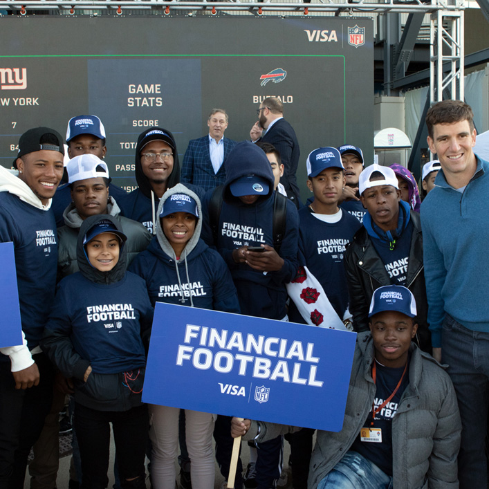 Visa Lanza el Nuevo Juego de Fútbol Financiero con las estrellas de la NFL Manning y Barkley.